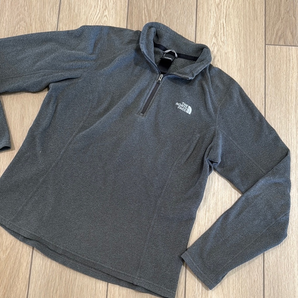 The North Face Light Weight Gray Fleece Half Zip Pull Over Size M